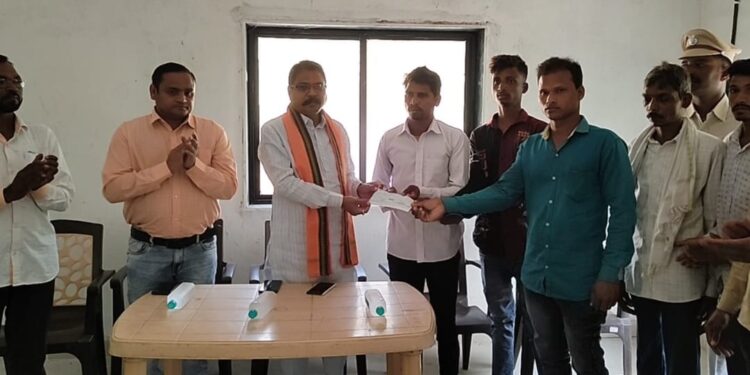 आ.आमश्या पाडवी यांच्या हस्ते 10 लाख रुपयांचा धनादेश