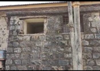 अरे बापरे : दरोड्याच्या गुन्ह्यातील पाच आरोपी जेलच्या खिडकी तोडुन फरार, एकास पकडले