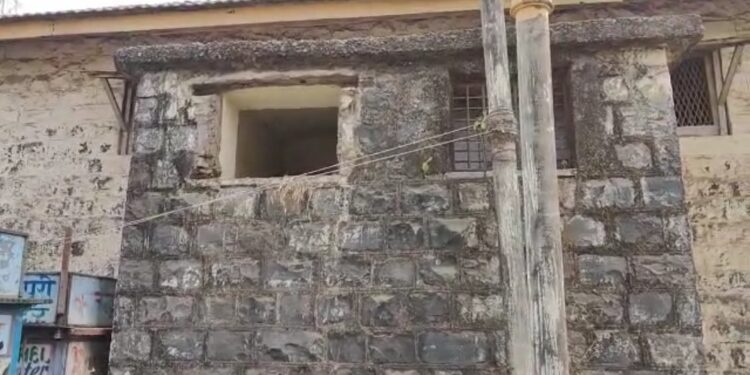 अरे बापरे : दरोड्याच्या गुन्ह्यातील पाच आरोपी जेलच्या खिडकी तोडुन फरार, एकास पकडले