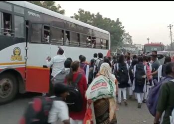 अरे बापरे : विद्यार्थ्यांनी भरलेल्या बसमधून अचानक निघाला धूर…