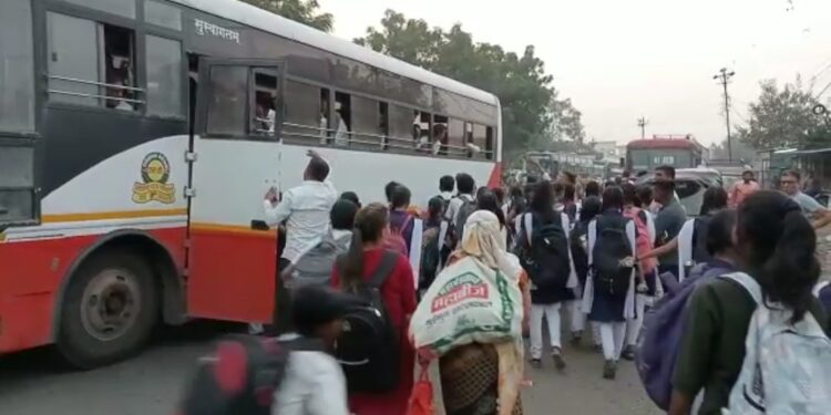 अरे बापरे : विद्यार्थ्यांनी भरलेल्या बसमधून अचानक निघाला धूर…