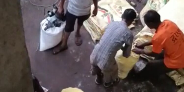 रात्रीस खेळ चाले :  रासायनिक खतांची भेसळ करून विक्री, दिवसा दुकान बंद मात्र रात्री राजरोसपणे भेसळ सुरू