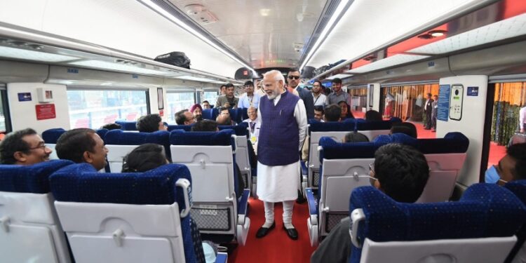 नागपूर-बिलासपूर ‘वंदे भारत एक्सप्रेस’ला प्रधानमंत्री नरेंद्र मोदी यांनी दाखवला हिरवा झेंडा