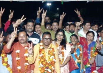 डोकारे आदिवासी सहकारी साखर कारखान्याच्या निवडणुकीत भरत गावीत यांच्या पॅनलने आमदारासह उमेदवारांना दाखवले आस्मान