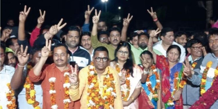 डोकारे आदिवासी सहकारी साखर कारखान्याच्या निवडणुकीत भरत गावीत यांच्या पॅनलने आमदारासह उमेदवारांना दाखवले आस्मान