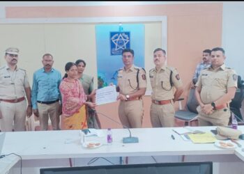 जिल्हा पोलीसदलातर्फे मयत पोलीस अमलदाराच्या कुटुंबीयांना मदत निधीचा धनादेश प्रदान