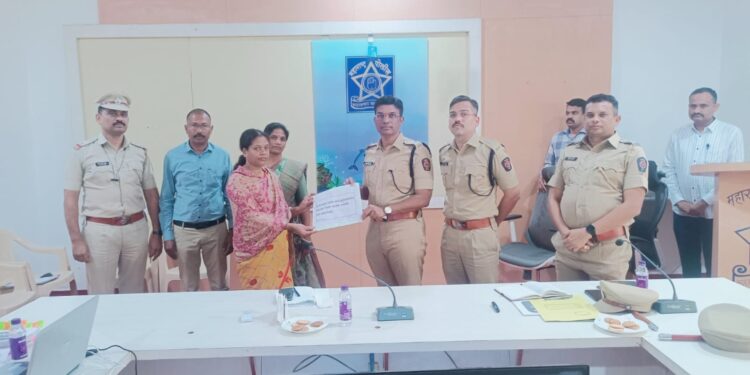 जिल्हा पोलीसदलातर्फे मयत पोलीस अमलदाराच्या कुटुंबीयांना मदत निधीचा धनादेश प्रदान