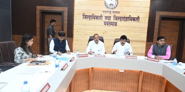 आदिवासी गावे आणि पोड बारमाही रस्त्याने जोडावे – डॉ.विजयकुमार गावित