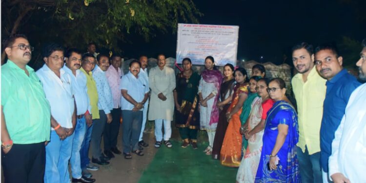 पालिका रस्ता भुमीपूजन कार्यक्रमाचा फलकावरून बांधकाम सभापती व भाजपचा नगरसेविका नाव गायब