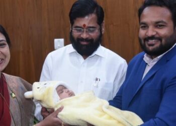 हिवाळी अधिवेशनासाठी तान्हुल्यासह आलेल्या आमदार सरोज अहिरे यांचे मुख्यमंत्र्यांनी केले कौतुक