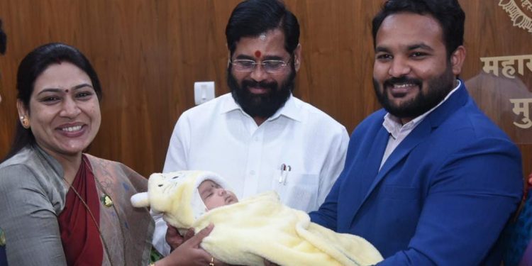 हिवाळी अधिवेशनासाठी तान्हुल्यासह आलेल्या आमदार सरोज अहिरे यांचे मुख्यमंत्र्यांनी केले कौतुक