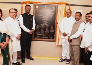 आदिवासी विद्यार्थ्यांचा शैक्षणिक दर्जा सुधारण्यासाठी निधीची कमतरता पडू देणार नाही – मंत्री विजयकुमार गावित