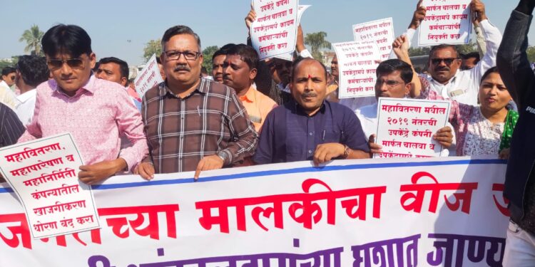 ३५ हजार वीज कामगारांचा खाजगीकरणाविरोधात विधिमंडळ अधिवेशनावर धडकला मोर्चा