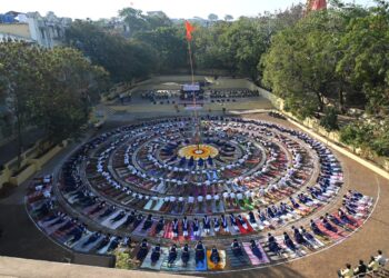 सूर्यनमस्कार घालून श्रॉफ हायस्कूलच्या विद्यार्थ्यांनी केले नवीन वर्षाला वंदन