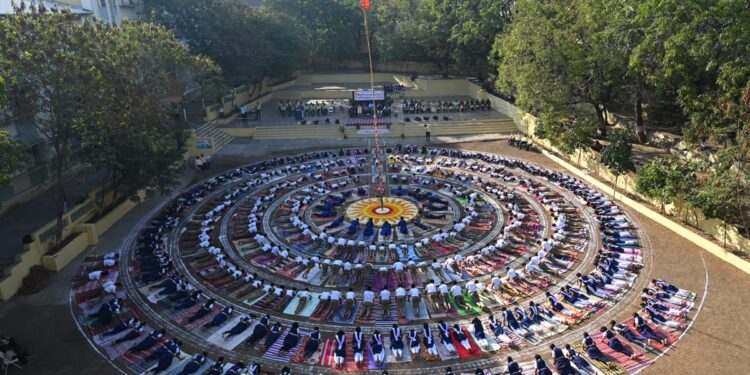 सूर्यनमस्कार घालून श्रॉफ हायस्कूलच्या विद्यार्थ्यांनी केले नवीन वर्षाला वंदन