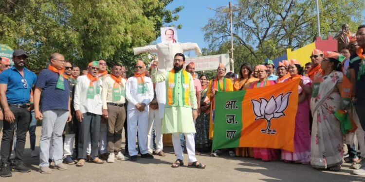 शहादा येथे भाजपातर्फे अजित पवार यांच्या विरूध्द निषेध आंदोलन