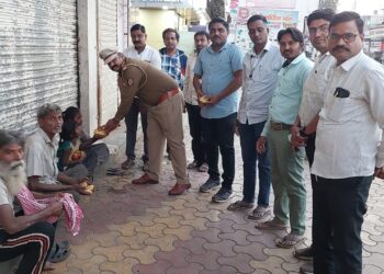 प्रदेश अध्यक्ष वसंत मुंडेंच्या वाढदिवसानिमित्त गरजूंना फळ वाटप