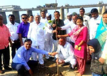 तिर्थक्षेत्र प्रकाशा येथे ओमशांती मंत्र फलक अनावरणासह वृक्षरोपण