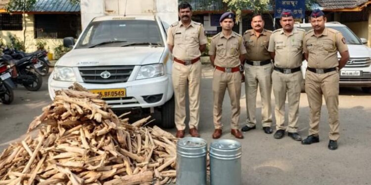 पुष्पा झाला गजाआड : मध्य प्रदेश राज्यातून चंदनाचे तेल व लाकुड सह २९ लाखाचा मुद्देमाल हस्तगत, तिघांना अटक,जिल्हा पोलीस दलाने धडक कारवाई