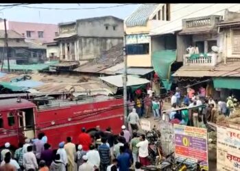 नवापूर शहरात लाईट बाजारात तिसऱ्या मजल्यावर आग, संसारोपयोगी साहित्य जळून खाक