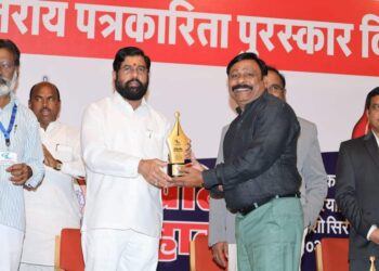 मुख्यमंत्री एकनाथ शिंदे यांच्या हस्ते मुख्य उपसंपादक रमाकांत पाटील यांना राज्यस्तरीय चौथास्तंभ पुरस्कार प्रदान