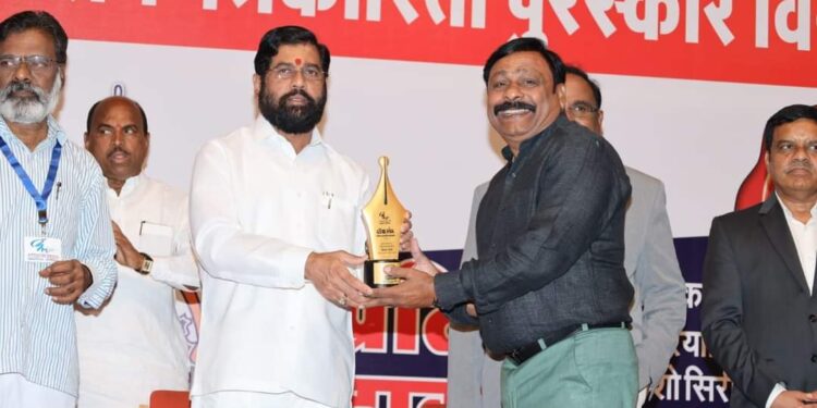 मुख्यमंत्री एकनाथ शिंदे यांच्या हस्ते मुख्य उपसंपादक रमाकांत पाटील यांना राज्यस्तरीय चौथास्तंभ पुरस्कार प्रदान