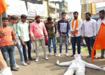 तळोद्यात हिंदुराष्ट्र सेनेतर्फे अजित पवार यांच्या पूतळ्याला फासण्यात आले काळे 