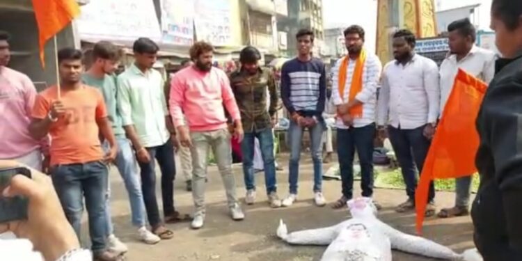 तळोद्यात हिंदुराष्ट्र सेनेतर्फे अजित पवार यांच्या पूतळ्याला फासण्यात आले काळे 