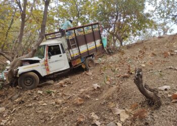 कच्चा रस्त्यामुळे पिकअप वाहन दरीत कोसळून अपघात