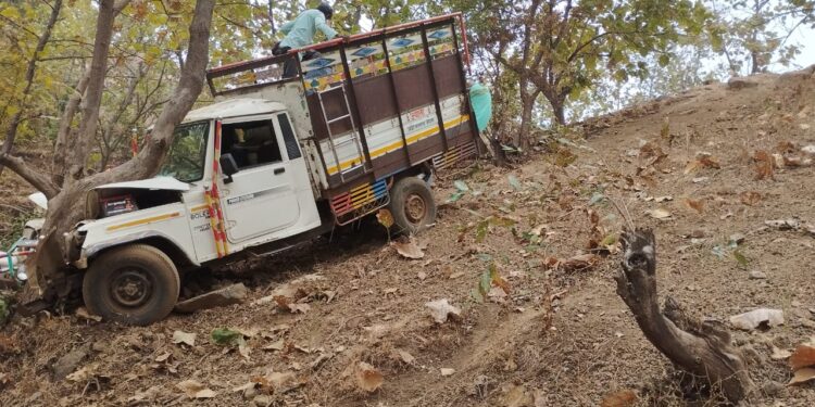 कच्चा रस्त्यामुळे पिकअप वाहन दरीत कोसळून अपघात