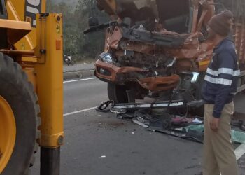 कोंडाईबारी घाटात भिषण अपघात चालक ठार ,एक जण जखमी