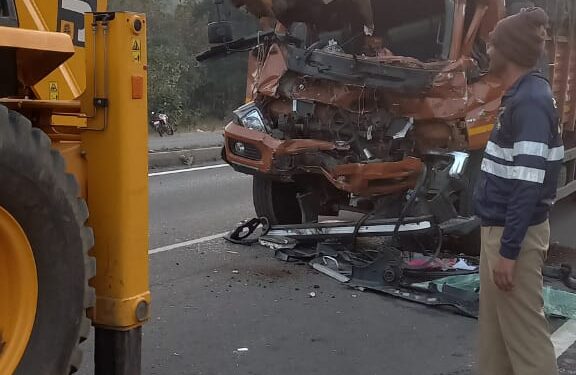 कोंडाईबारी घाटात भिषण अपघात चालक ठार ,एक जण जखमी