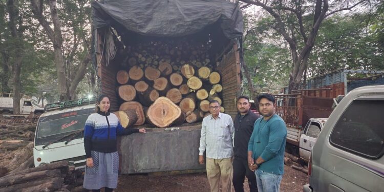 वनविभागाने अवैध लाकुडसह साडेचार लाखाचा मुद्देमाल जप्त