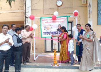 आदर्श  विद्यामंदिर येथे शालेय विज्ञान प्रदर्शनात 125 उपकरणांसह 160 विद्यार्थ्यांचा सहभाग