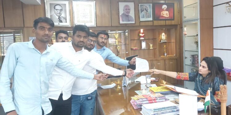 पठाण चित्रपटाला नंदुरबारमध्ये विरोध चित्रपट प्रदर्शित करू नका; मागणी