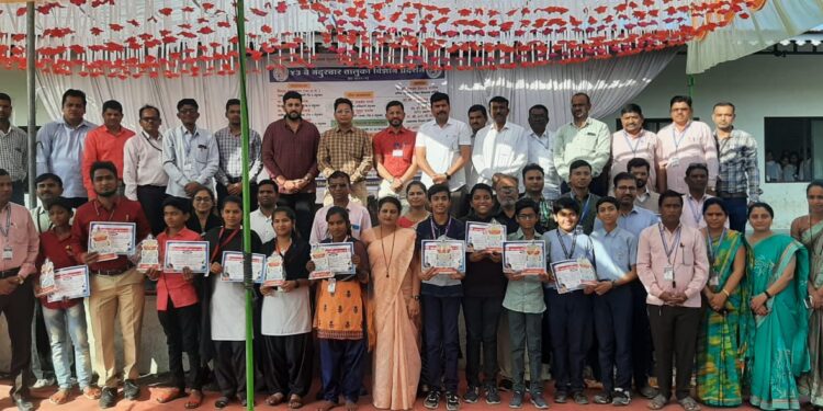 नंदुरबार तालुकास्तरीय ४३ वे विज्ञान प्रदर्शनात श्रीमती पुतळाबाई गजमल पाटील व डी. आर.हायस्कुलने मारली बाजी