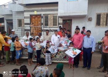 स्वामी विवेकानंद व राजमाता जिजाऊ यांचा जयंती निमित्त मुलांना पतंग भेट