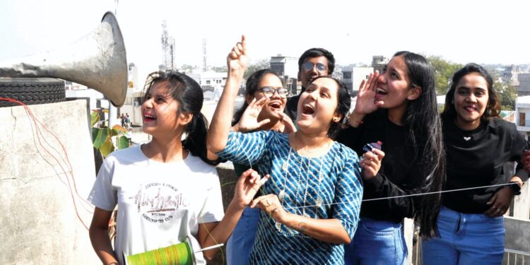 वेड व झुमकावाली पोर या गाण्यांच्या तालावर थिरकली तरुणाई