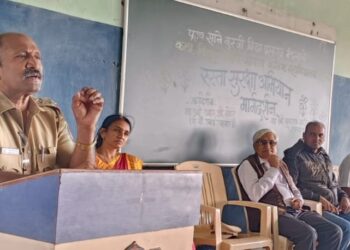 रस्ता सुरक्षा अभियान अंतर्गत शहादा महाविद्यालयातील विद्यार्थ्यांना मार्गदर्शन