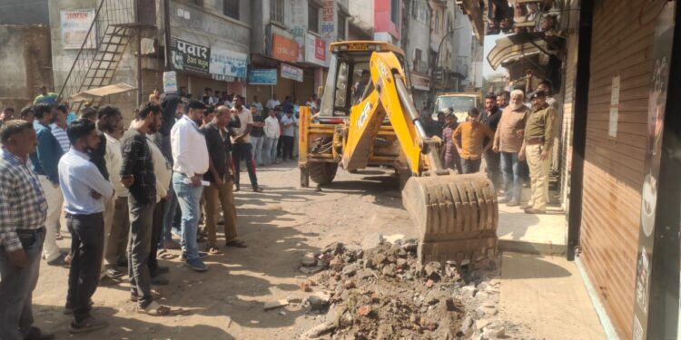 नवापूर शहरात नगर पालिकेने १७० दुकानांचे अतिक्रमण काढले, अनेक ठिकाणी झाली शाब्दिक चकमक