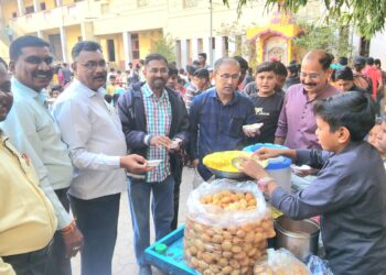 डी.आर.शाळेत आनंद बाजार उत्साहात