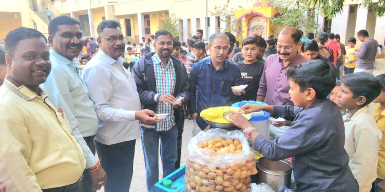 डी.आर.शाळेत आनंद बाजार उत्साहात