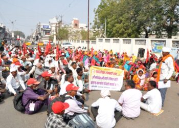 आदिवासी वन हक्क कायदा अंमलबजावणीसाठी तहसील कार्यालयावर मोर्चा