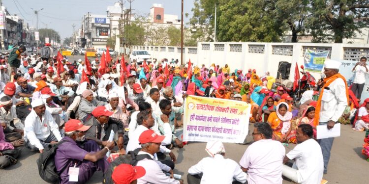 आदिवासी वन हक्क कायदा अंमलबजावणीसाठी तहसील कार्यालयावर मोर्चा