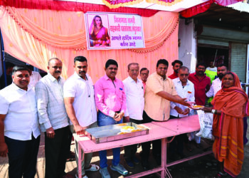 जिजाऊ जयंती निमित्त जिजामाता पतसंस्थेतर्फे डॉ. अभिजीत मोरे यांच्या हस्ते प्रतिमापूजन व अन्नदान