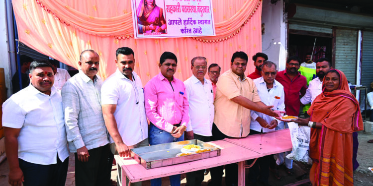 जिजाऊ जयंती निमित्त जिजामाता पतसंस्थेतर्फे डॉ. अभिजीत मोरे यांच्या हस्ते प्रतिमापूजन व अन्नदान