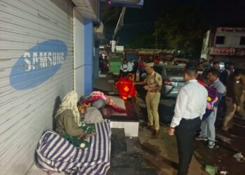 नंदुरबार पोलीसांची निराधारांना माणुसकीची  उब, ब्लॅंकेट वाटप करुन नववर्ष केले साजरे