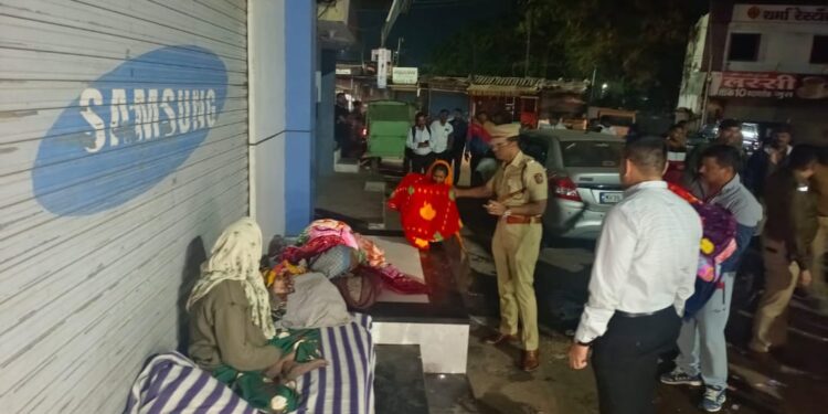 नंदुरबार पोलीसांची निराधारांना माणुसकीची  उब, ब्लॅंकेट वाटप करुन नववर्ष केले साजरे