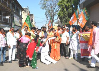 नंदुरबार येथे माजी उपमुख्यमंत्री अजित पवार यांच्या पुतळ्यास भाजपातर्फे जोडे मारून काढली धींड