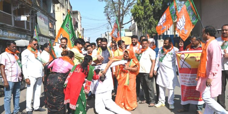 नंदुरबार येथे माजी उपमुख्यमंत्री अजित पवार यांच्या पुतळ्यास भाजपातर्फे जोडे मारून काढली धींड